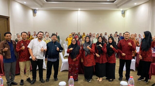 Foto bersama Pihak Dinkes P2KB Sumenep dan Narasumber bersama peserta usai kegiatan
