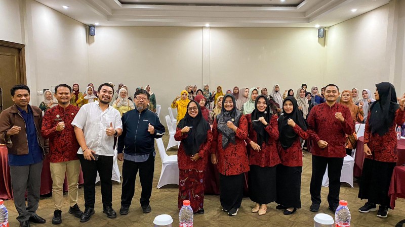 Foto bersama Pihak Dinkes P2KB Sumenep dan Narasumber bersama peserta usai kegiatan