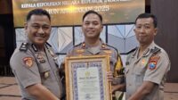 Wakapolresta Sumenep, Kompol Haris Darma Sucioto, SH.,S.I.K (tengah) mewakili Kapolresta Sumenep terima penghargaan
