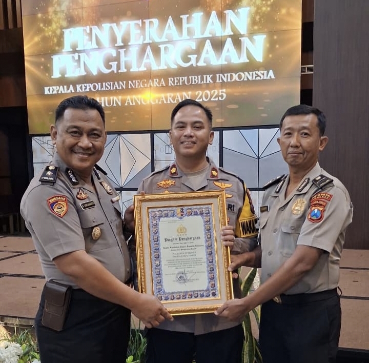 Wakapolresta Sumenep, Kompol Haris Darma Sucioto, SH.,S.I.K (tengah) mewakili Kapolresta Sumenep terima penghargaan